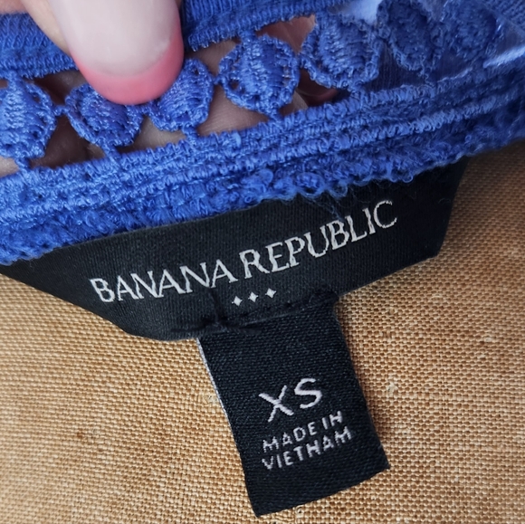 BANANA REPUBLIC Pretty Openwork Periwinkle Blue Short Sleeve Top EUC - Picture 5 of 6